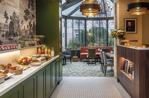 每日供应自助式早餐  （每人 EUR 19）