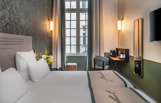 高级双人房 | 高档床上用品、特色装修、办公桌、隔音