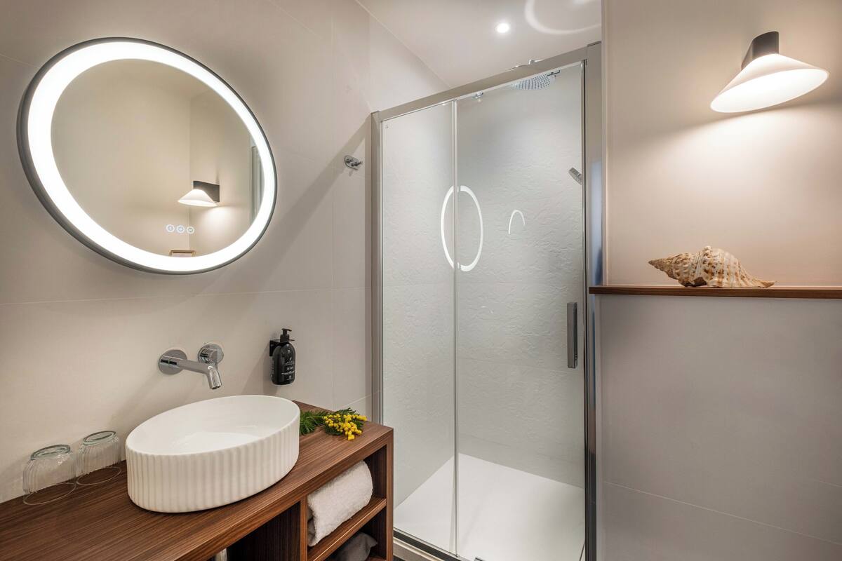 deluxe double room | bathroom | free toiletries, hair dryer, towels