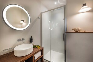 Deluxe Double Room | Bathroom | Free toiletries, hair dryer, towels - Hôtel Littéraire Stendhal et Spa (Nancy)