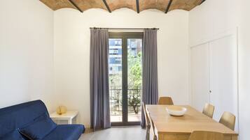 45-inch flat-screen TV with digital channels, TV, Netflix