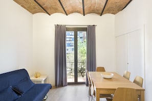 Apartment (6 - 8 pax) | Salle de séjour | Télévision à écran plat de 45 pouces avec chaînes numériques, télévision