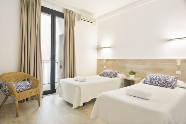 Individually decorated, individually furnished, blackout curtains - BcnStop Parc Güell (Barcelona)