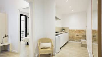 Frigobar, microondas, placa de cocina, cafetera/tetera