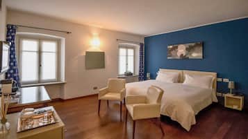 Chambre Double Deluxe, 1 chambre, accessible aux personnes à mobilité réduite, bain à remous | Couette en duvet d'oie, minibar, coffres-forts dans les chambres