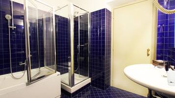 Deluxe dubbelrum - 1 sovrum - tillgänglighetsanpassat - bubbelpool | Duntäcken, minibar och värdeförvaringsskåp på rummet