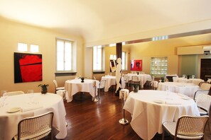 Se sirven desayunos y almuerzos; cocina italiana; con vista al jardín