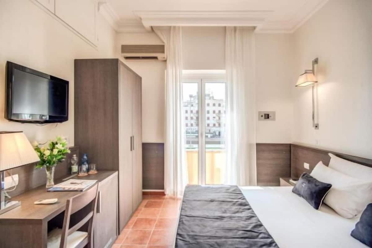 In-room safe, desk, soundproofing, free WiFi