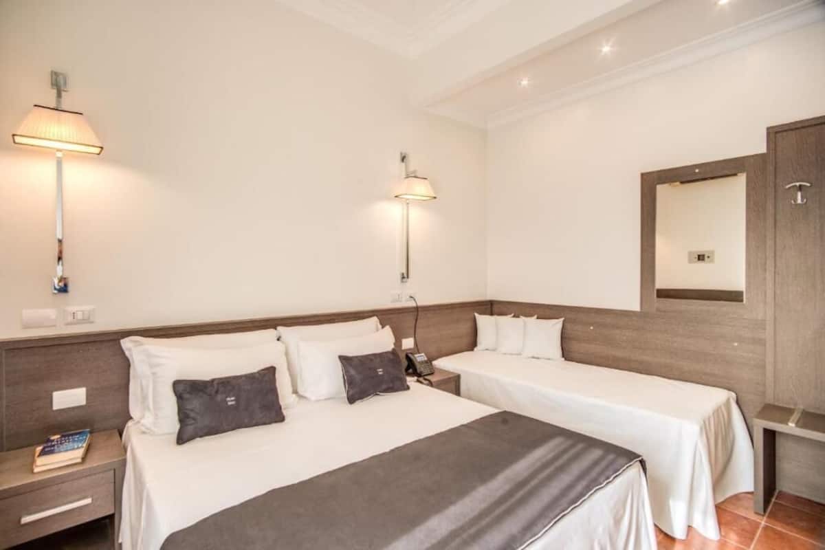 Classic-Dreibettzimmer | Zimmersafe, Schreibtisch, schallisolierte Zimmer, kostenloses WLAN