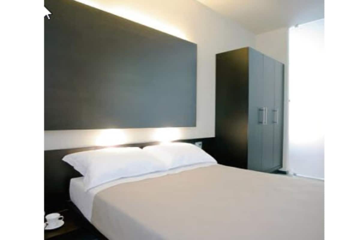 Minibar, coffres-forts dans les chambres, bureau
