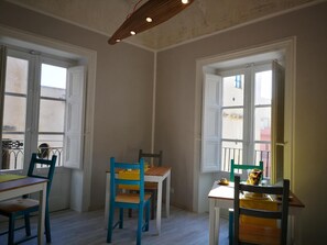Grand réfrigérateur, micro-ondes, machine à expresso