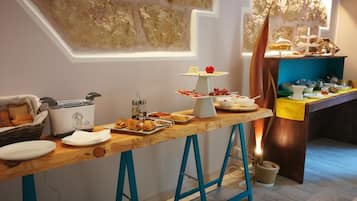 Café da manhã com buffet grátis todos os dias