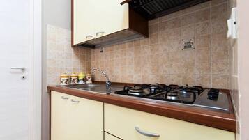 Frigorifero con congelatore, microonde, macchina per caffè espresso