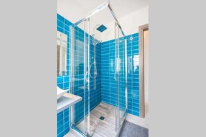 Appartement, 1 chambre (Mare) | Salle de bain | Douche, douche à « effet pluie », articles de toilette gratuits