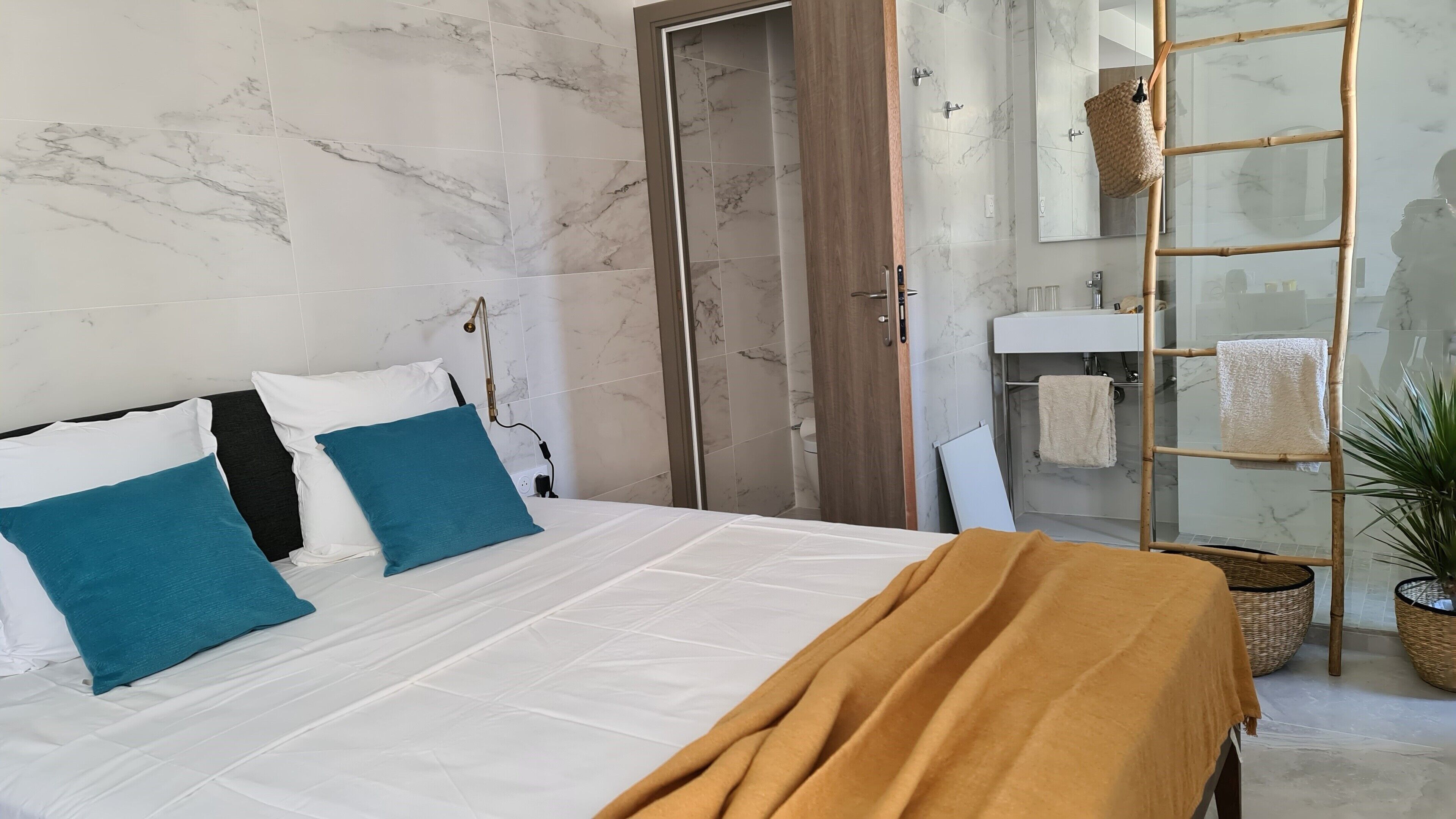 미니바, 객실 내 금고, 책상, 방음 설비