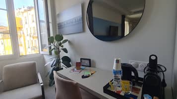 Deluxe Room | Minibar, in-room safe, desk, soundproofing