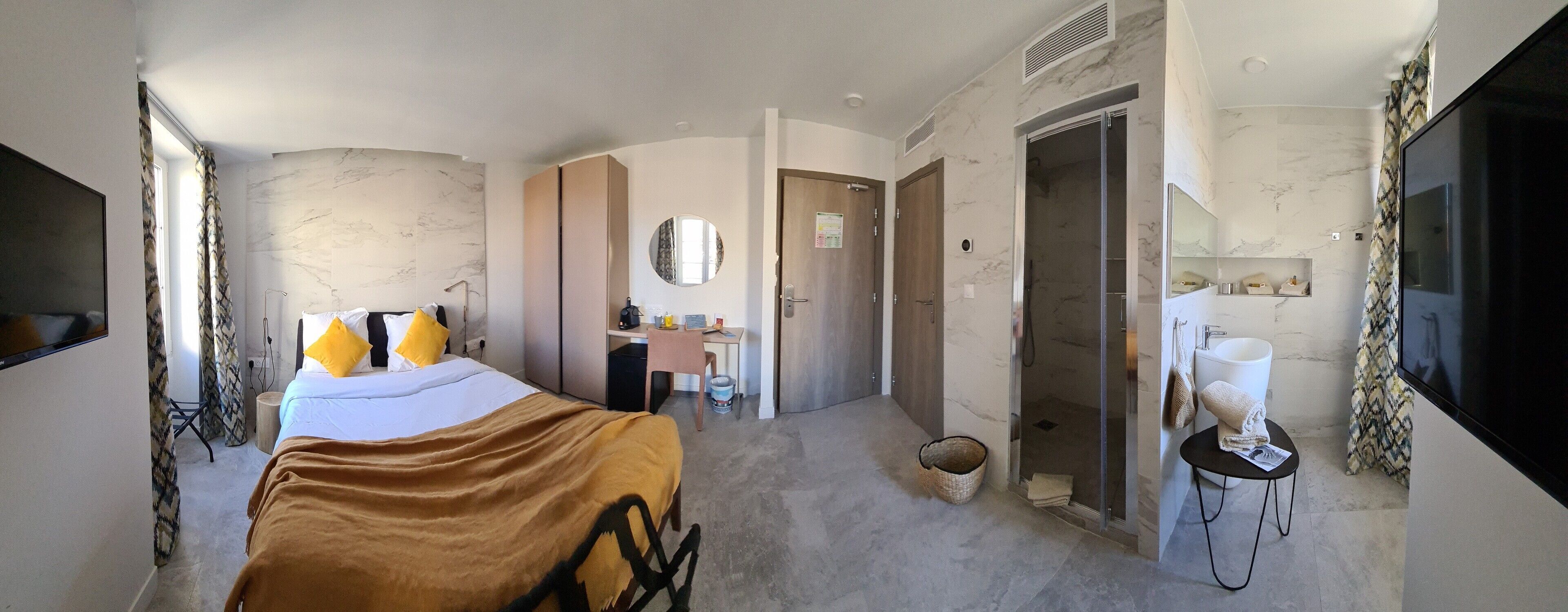 미니바, 객실 내 금고, 책상, 방음 설비