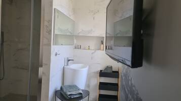 Quarto premium, sacada, vista para a cidade | Banheiro | Chuveiro, produtos de toalete grátis, bidê, toalhas de banho