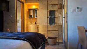 Un baño moderno con una bañera, un espejo y un perchero para toallas.