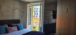 Comfort Double | 1 bedroom, minibar, in-room safe, desk