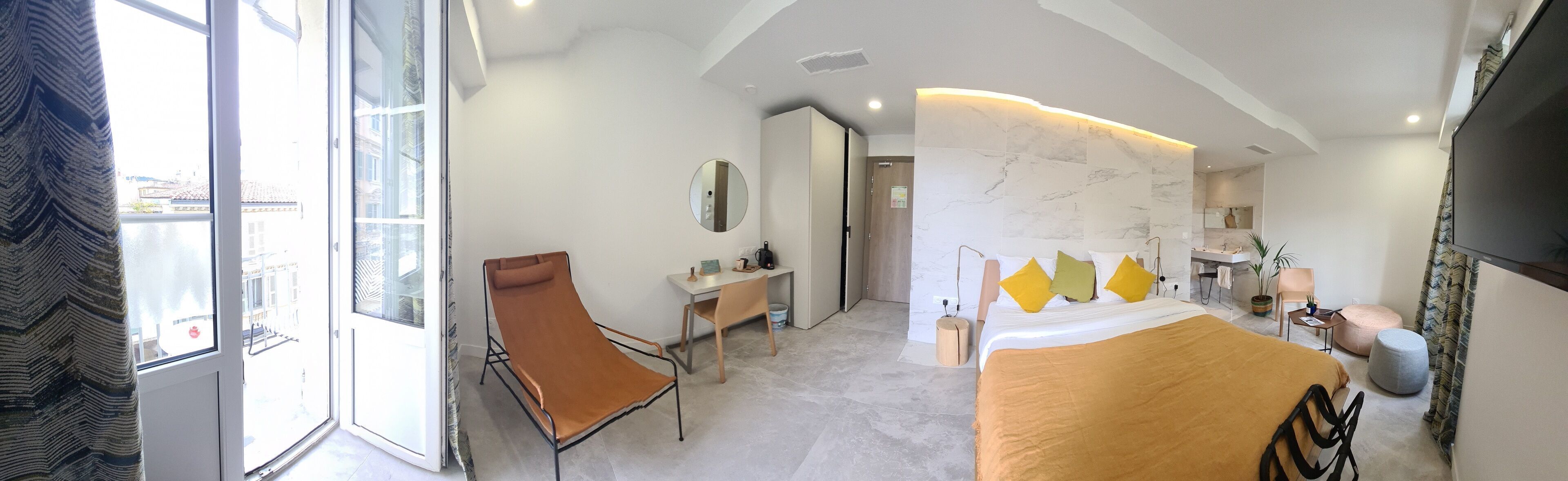 미니바, 객실 내 금고, 책상, 방음 설비