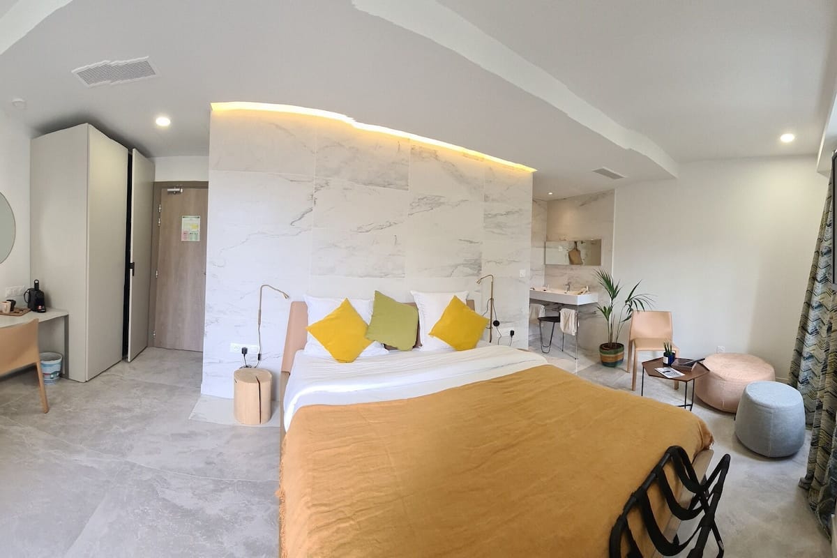 Minibar, coffres-forts dans les chambres, bureau, chambres insonorisées