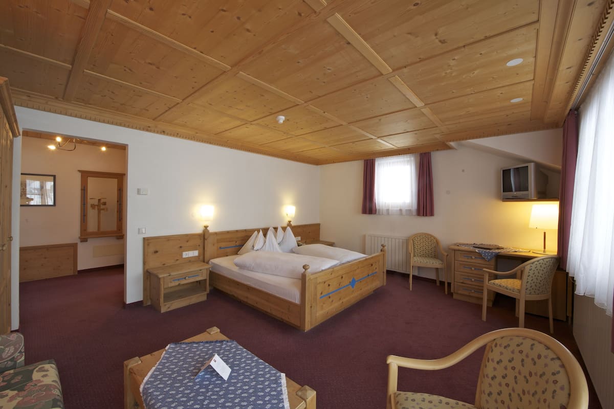 Double Room | Premium bedding, minibar, in-room safe, desk