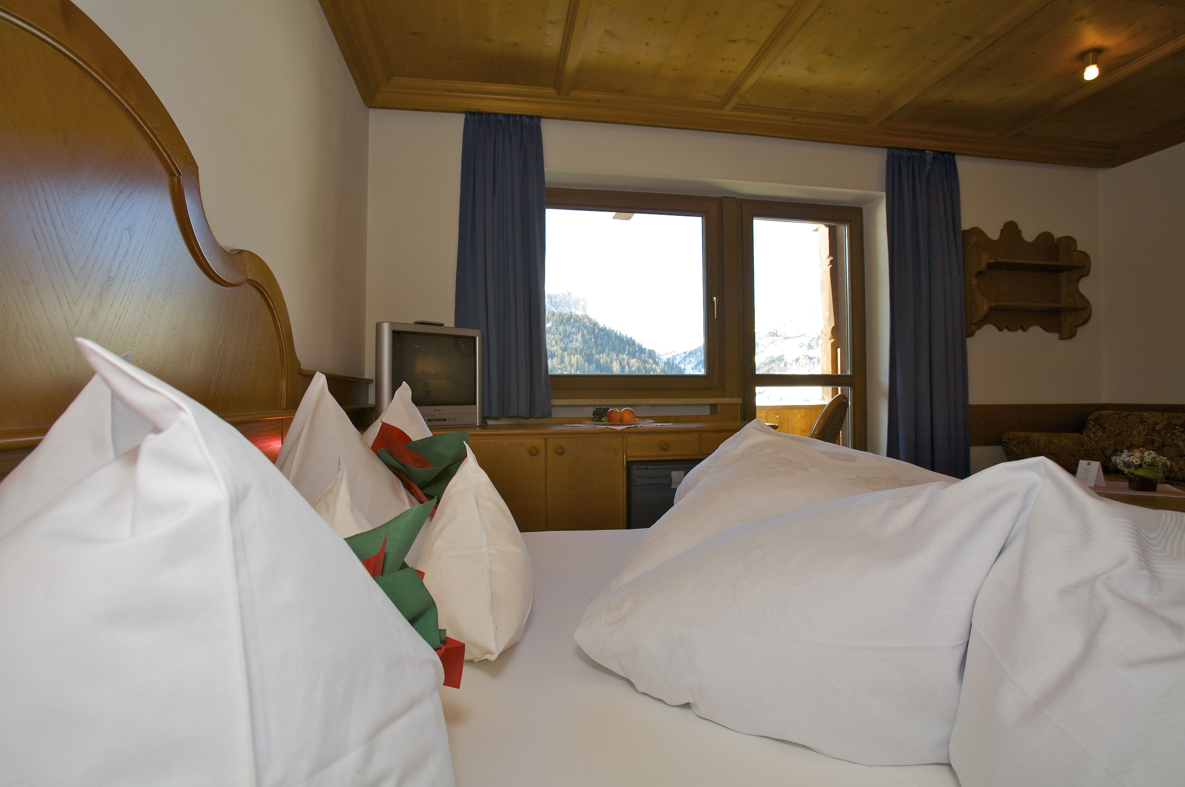 Tweepersoonskamer | Luxe beddengoed, een minibar, een kluis op de kamer, een bureau