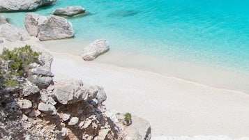 Una spiaggia nelle vicinanze, sabbia bianca, navetta per la spiaggia