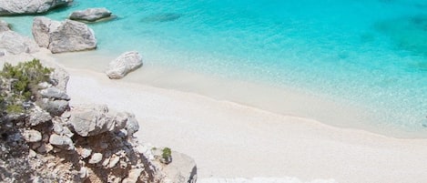 Nära stranden, vit sandstrand och transport till/från stranden