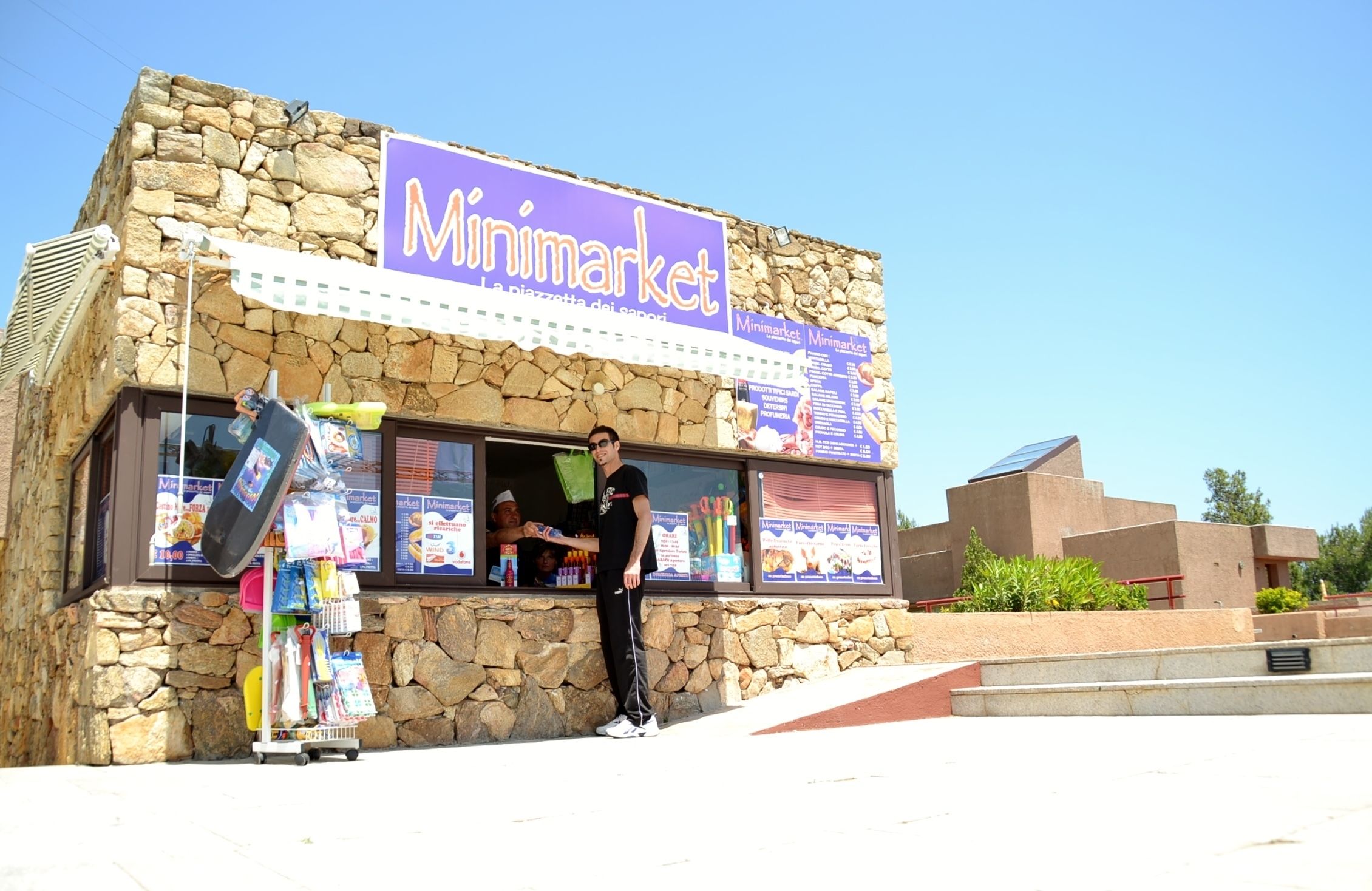 Un edificio de piedra con un cartel que dice "Minimarket".