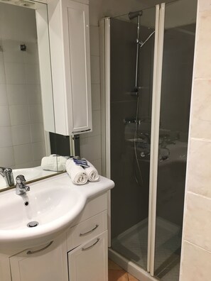 Chambre Double, 1 chambre, salle de bains privée, rez-de-chaussée | Salle de bain | Articles de toilette gratuits, sèche-cheveux, peignoirs