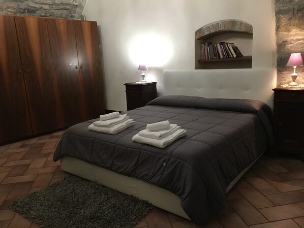 Habitación básica doble, 1 habitación, baño privado, planta baja | 1 dormitorio, sábanas italianas Frette, ropa de cama de alta calidad