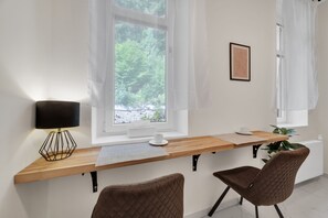 Habitación estándar doble | Cocina privada | Frigorífico pequeño, microondas, placa de cocina y cafetera o tetera