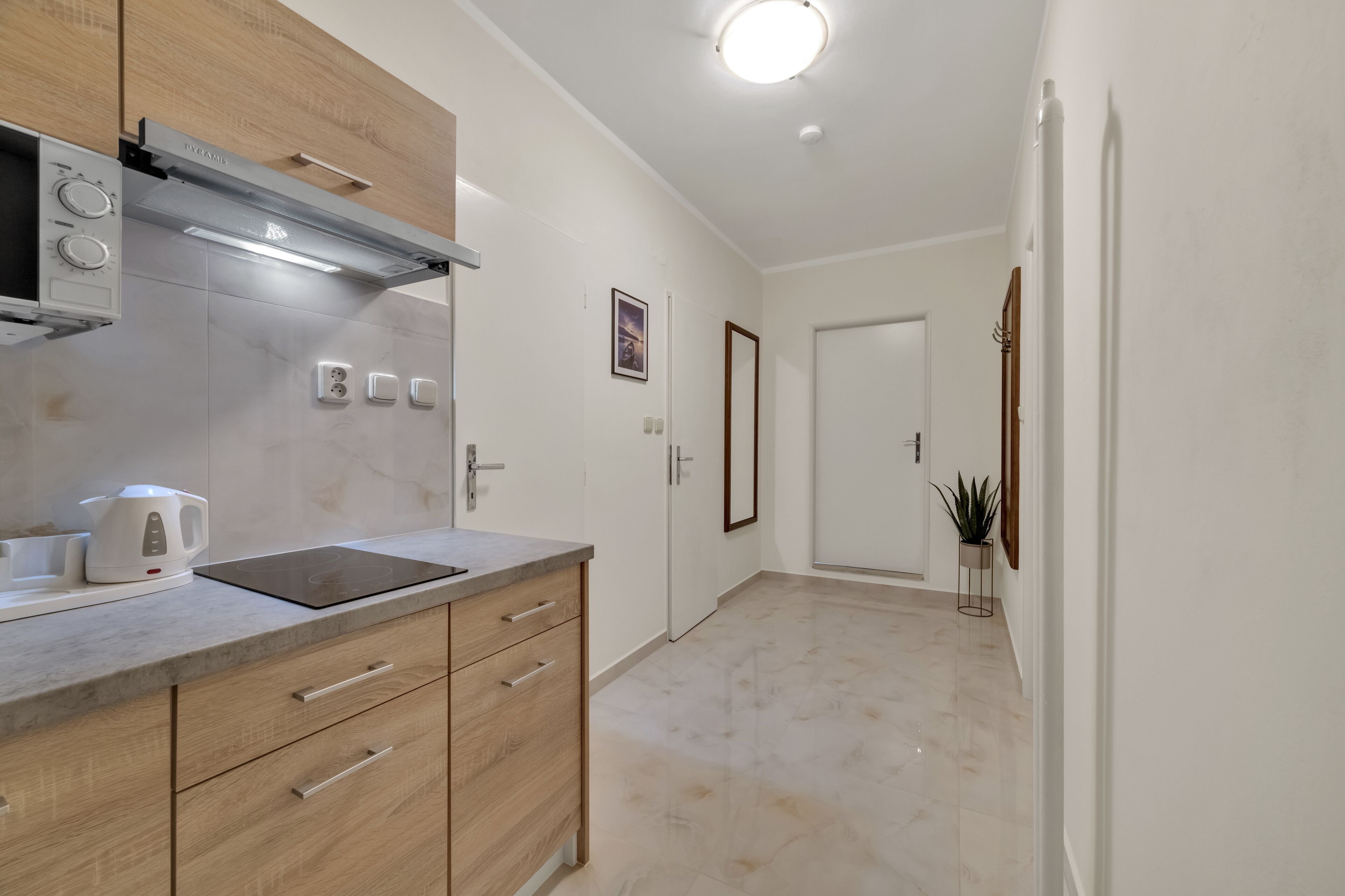 suite | private kitchen | mini-fridge, microwave, stovetop, coffee/tea maker