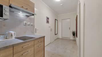 Una cocina moderna con estufa integrada, hervidor y encimera.