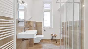 Monolocale | Bagno | Combinazione doccia/vasca, asciugacapelli, asciugamani, sapone