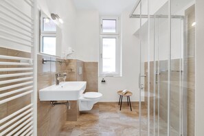 Studiolejlighed | Badeværelse | Kombination af bruser/badekar, hårtørrer, håndklæder, Sæbe