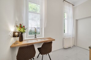 Standard-dobbeltværelse | Privat køkken | Minikøleskab, mikrobølgeovn, kogeplade, kaffe-/temaskine