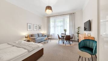 Studio | In-room safe, desk, blackout drapes, iron/ironing board