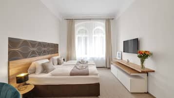 Camera familiare | 1 camera, una cassaforte in camera, una scrivania, tende oscuranti