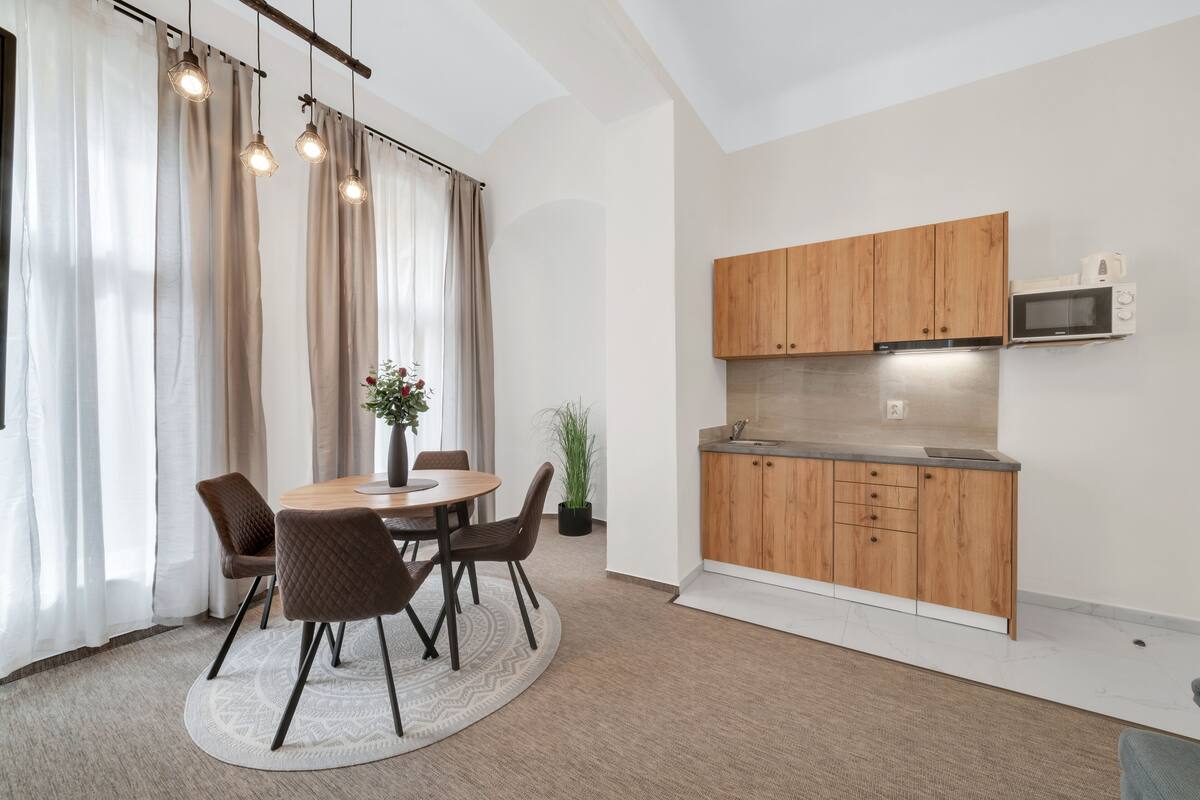 family room | private kitchen | mini-fridge, microwave, stovetop, coffee/tea maker