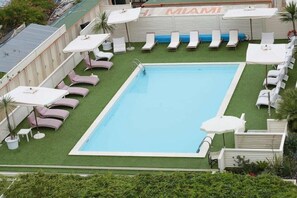Outdoor pool, pool umbrellas, pool loungers - Miami Beach (Cervia)