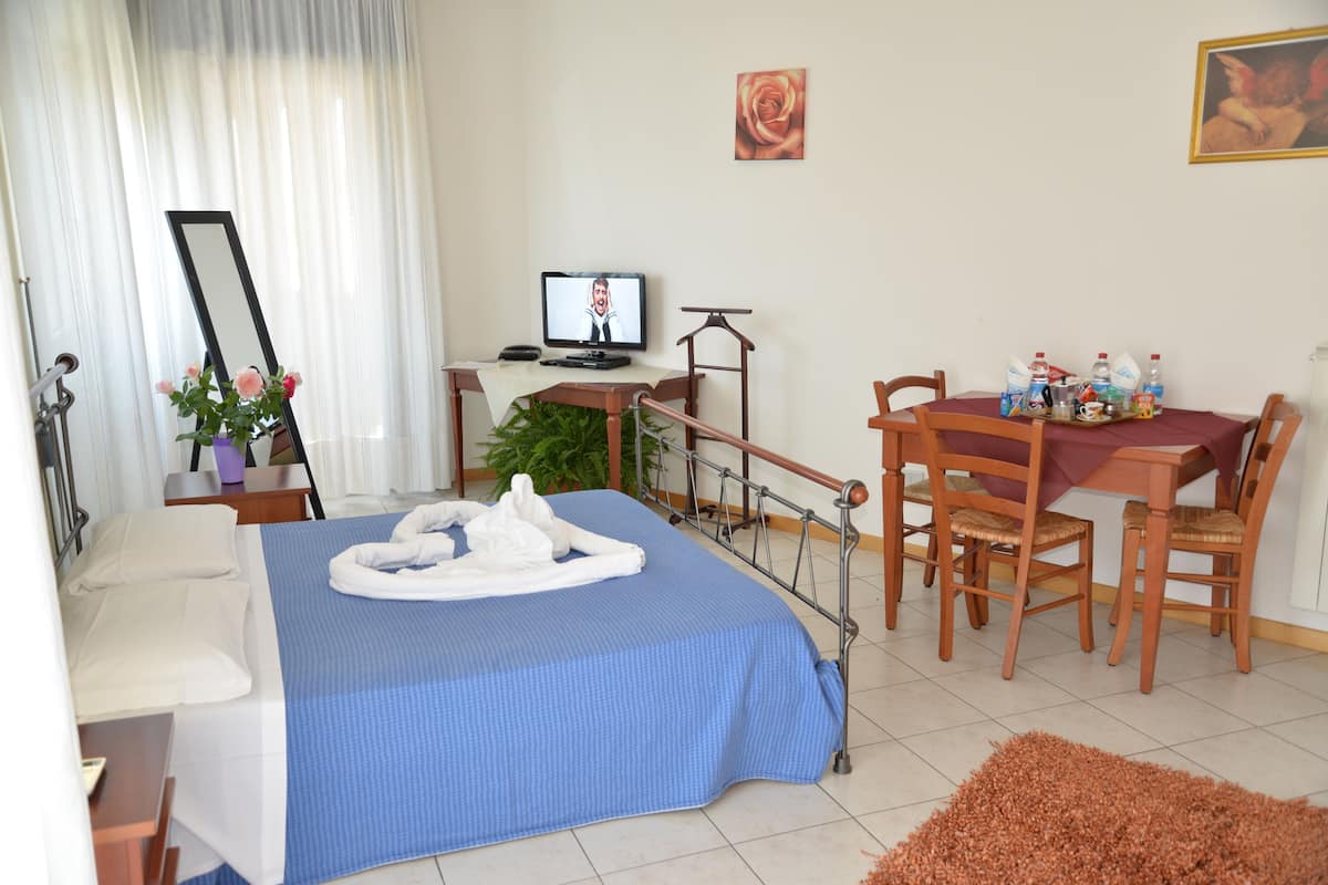 Standard-Studio | Hochwertige Bettwaren, schallisolierte Zimmer, Bügeleisen/Bügelbrett