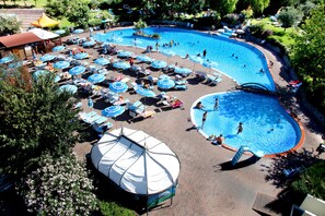 Sæsonbestemt udendørs pool, åben fra kl. 09.00 til kl. 19.00, parasoller