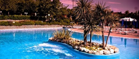Piscine extérieure (ouverte en saison), parasols de plage
