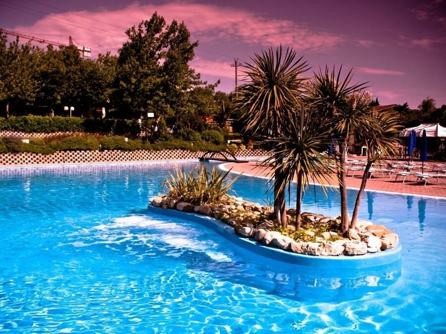 Piscina externa sazonal, funciona das 9h às 19h, guarda-sóis