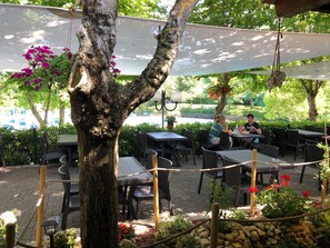 DĂźner et souper servis sur place, cuisine italienne, vue sur la piscine