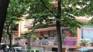 A green car parked on a street with a building in the background. - Hotel Villa Elia (Rimini)