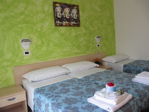A hotel room with two beds, green walls, and a poster on the wall. - Hotel Villa Elia (Rimini)